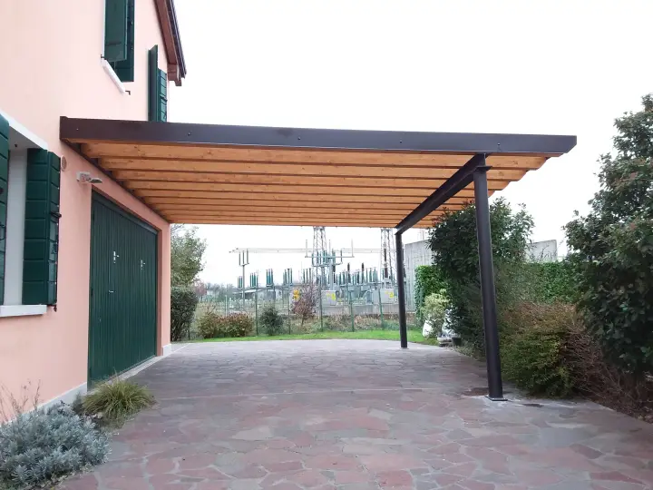 Tettoia in metallo e legno